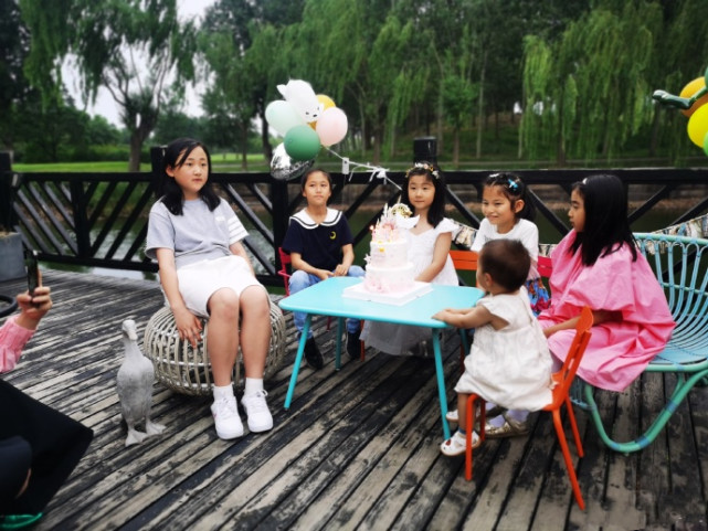 张亮为女儿庆6岁生日，妹妹穿公主裙对着蛋糕许愿，似长发版天天