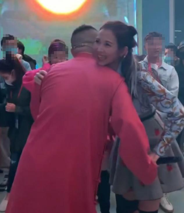 岳云鹏人缘太好，黄奕蔡少芬主动握手拥抱？手上细节被赞有教养