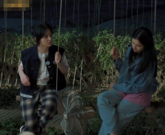 张子枫张婧仪聊的太嗨，谁注意两人的坐姿？暴露真实修养