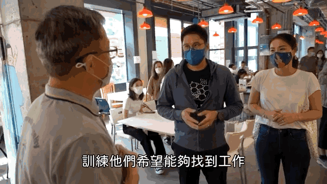 霍啟剛郭晶晶享受甜蜜二人世界，不忘做善事光顧小餐館幫助殘疾人