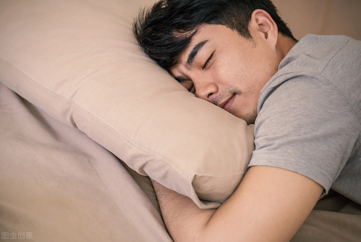 男人在睡觉的时候，下意识的动作，说明你嫁对人了