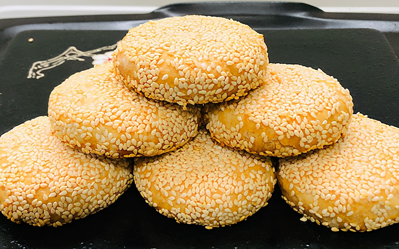 傳統小吃香酥芝麻餅，香味濃郁，酥脆多層，咬一口直掉渣