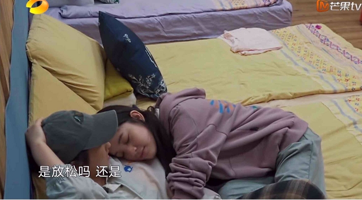 《向往的生活》欧阳娜娜崩溃痛哭，张子枫缩在