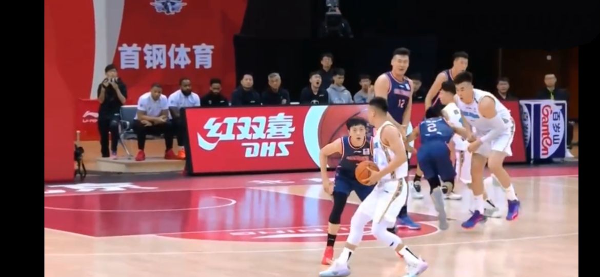 Pray! Big Zhan Xujie of Beijing another name for Guangdong Province suffers serious injury, fall down not to rise + painful clap, guangdong gains the championship too rough