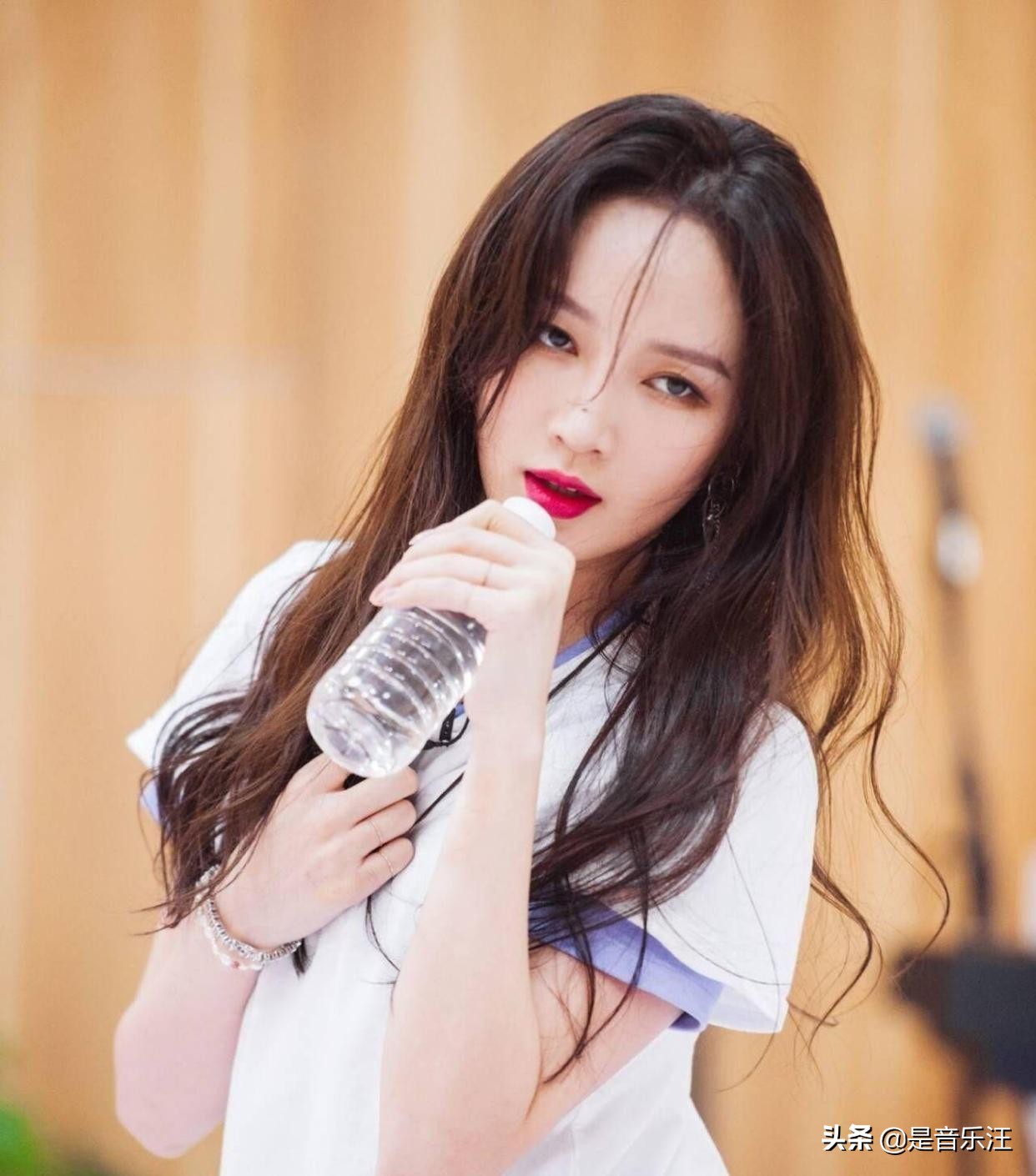 封面|孟佳新歌封面疑似抄袭！靠“脱衣服”制造热度 骂声和嘲讽充斥了超话广场