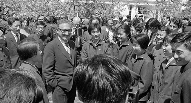 尼克松结束访华后，带回茅台酒向女儿展示，差