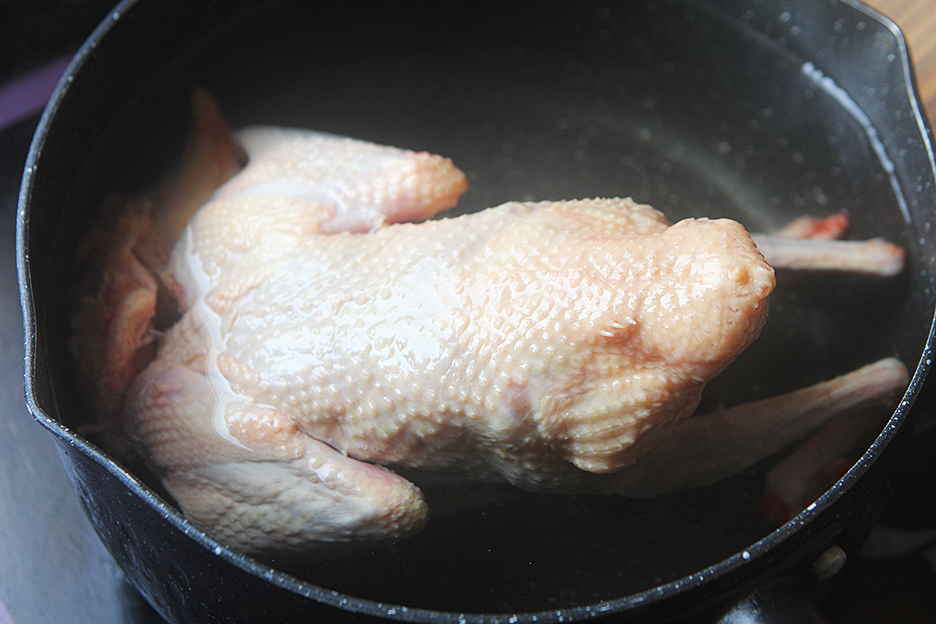 The nutritious pigeon soup is delicious and simple. If you have a weak body, drink it often