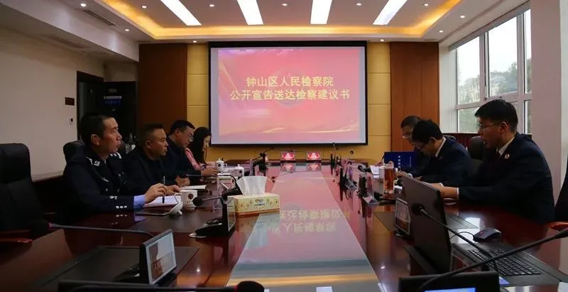 ��ɽ��죺�򡰺�У����˵��