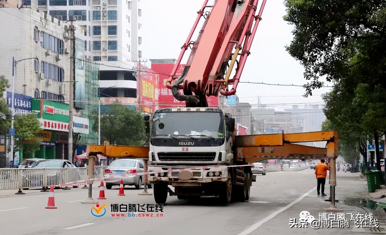 太霸道了！博白人民中路一水泥泵车占据了大半条马路，过往车辆…