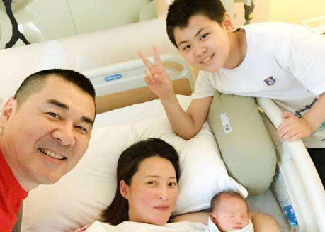 剧中他是威严无比的雍正，“正宫”蒋勤勤却把