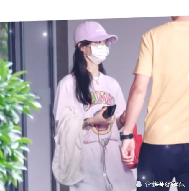 赵丽颖金丝眼镜造型曝光，文艺范十足，戴眼镜也封印不了的颜值呀