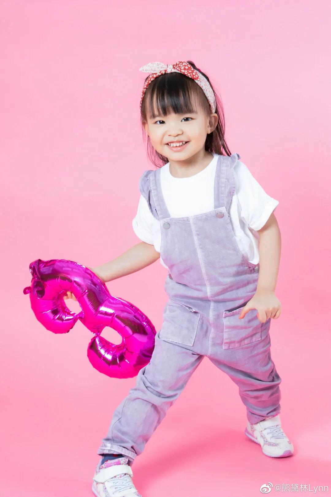 熊黛林為3歲雙胞胎慶生，倆女兒穿姐妹裝拍寫真，妹妹身高搶鏡