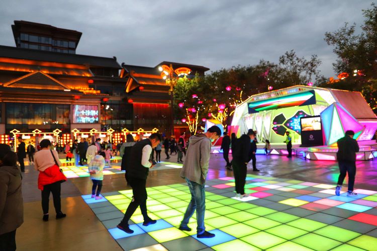 What camera lens falls is big the Tang Dynasty not nocturnal city, xi'an is the most beautiful night scene, come here if suddenly passes through days