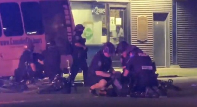 為自保，美警察開車碾壓民眾，多地發生暴力抗議，美政府允許帶槍