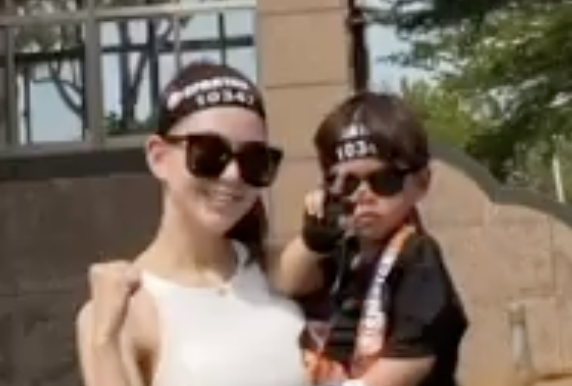 昆凌參加親子運動，女兒搬輪胎不嬌氣，弟弟高冷比耶成Q版周杰倫