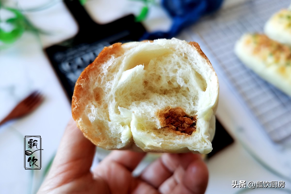 美味面包也能做之有易，简单一卷，撒上料，咸甜有度，早餐的挚爱