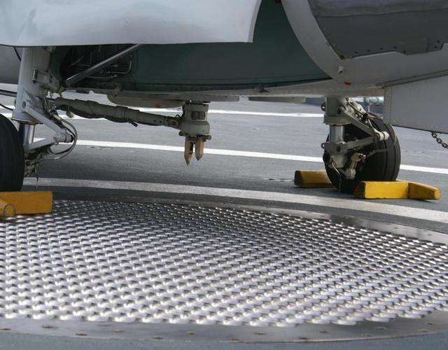 055大驱新型直升机助降系统曝光，直20专用，再也不怕恶劣海况