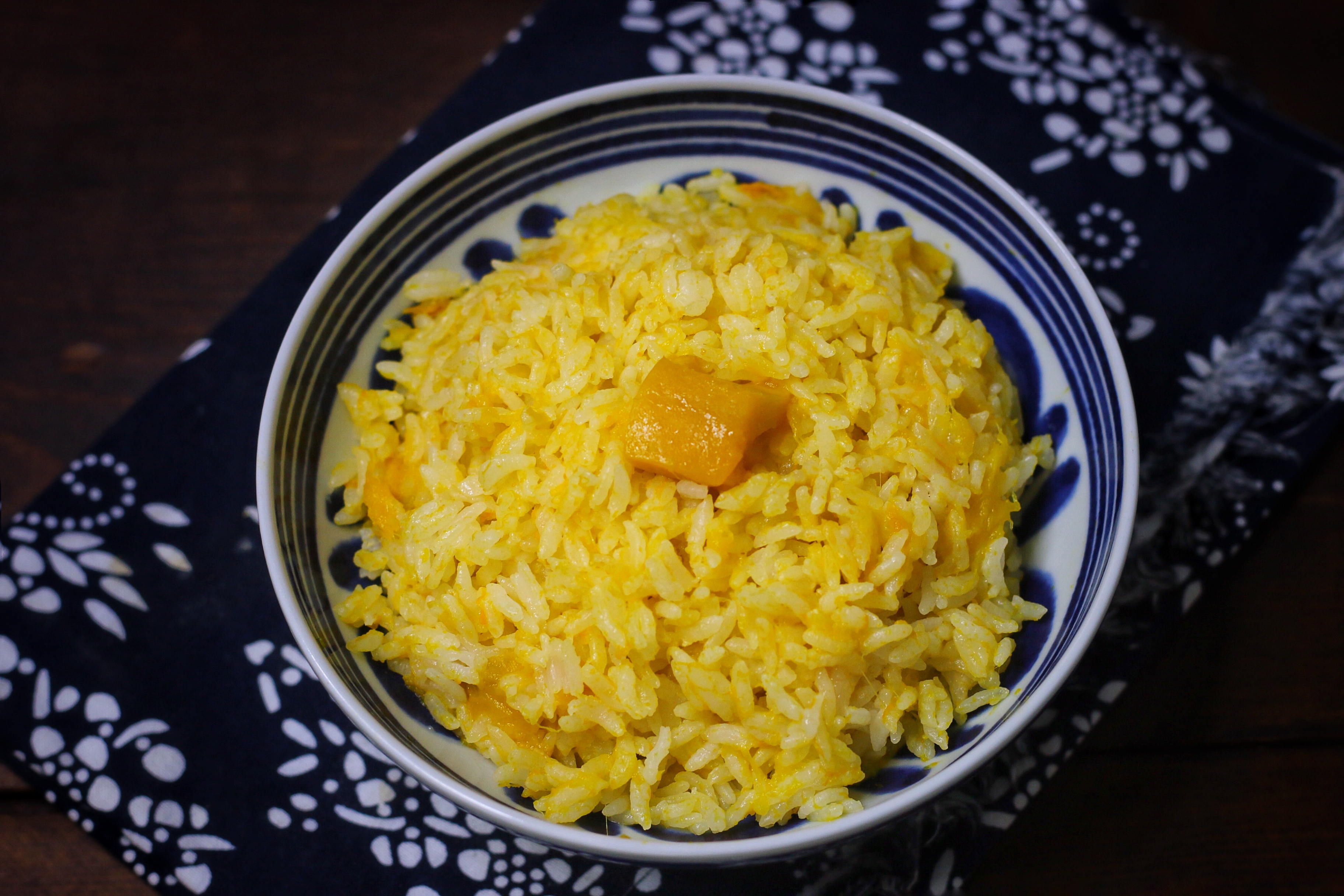 用南瓜燜了一鍋飯，沒炒菜，孩子吃得有滋有味，秋天就愛這麼吃