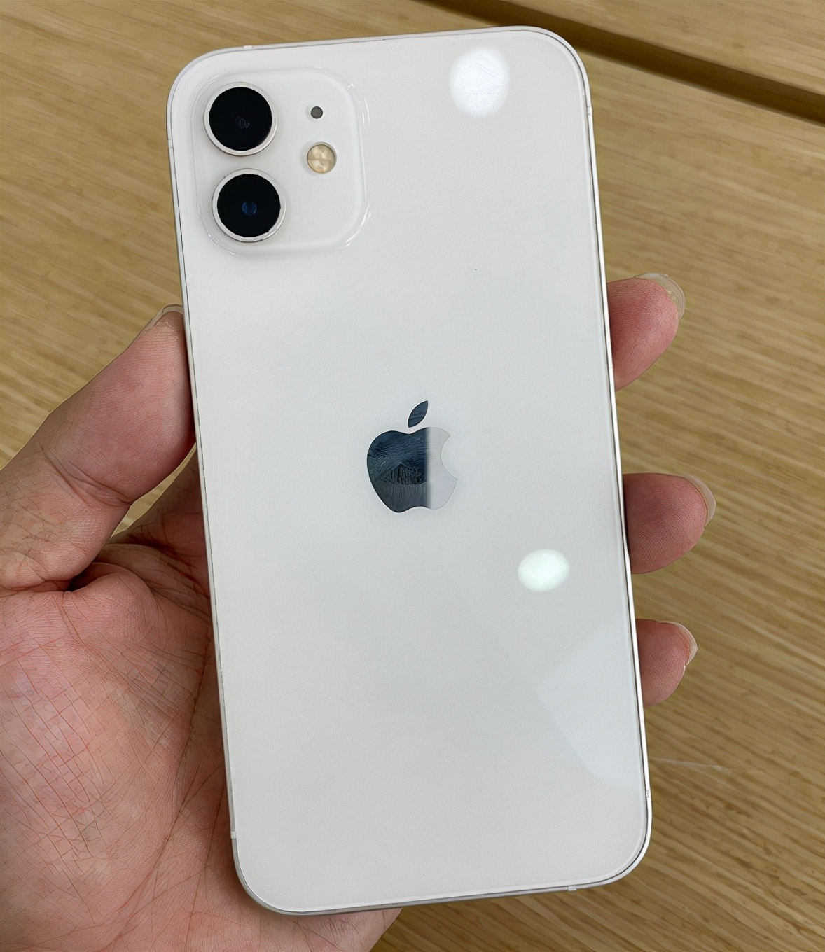 iPhone12 128GB只要4000出头，现在买正是时候