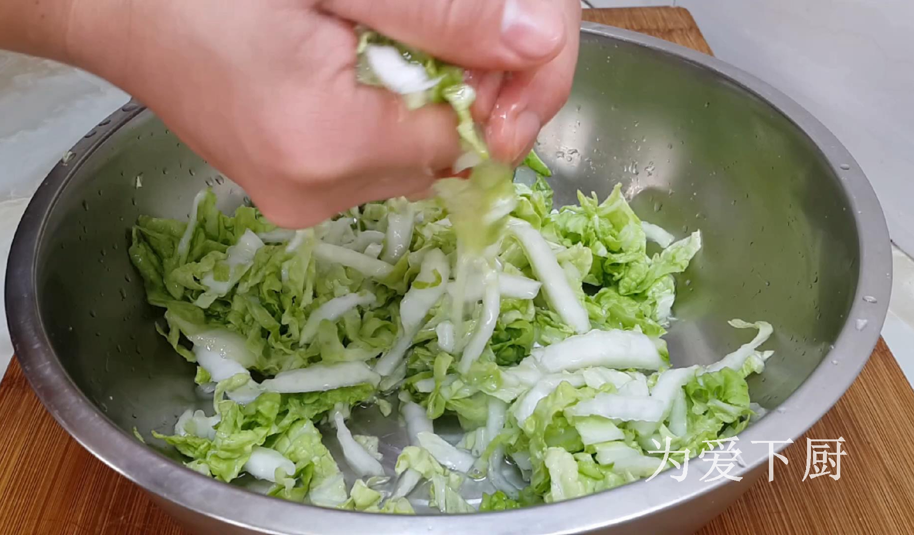 冬天白菜別燉著吃了，鍋裡烙一烙，比包子餃子還香，真的非常好吃