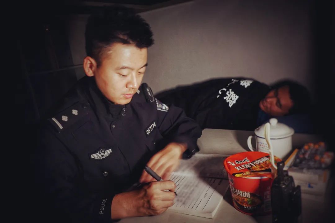 凌晨三點(diǎn)，你是在狂歡，還是在加班？