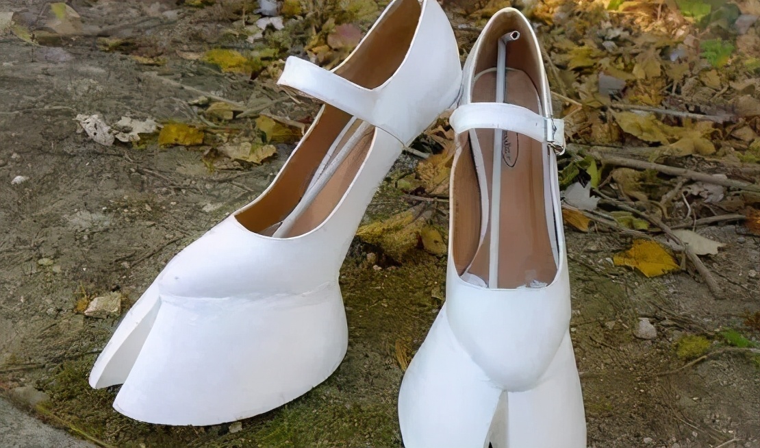 The Japanese invented "horseshoes high heels" popular all over the