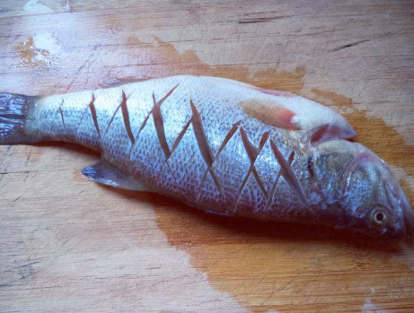 圖片[2]-清蒸鱸魚時 什么時候放鹽是關(guān)鍵 用對了方法做 鱸魚鮮嫩還不腥-起舞食譜網(wǎng)