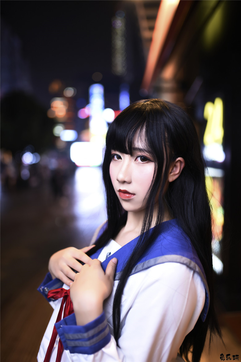 清新美少女打伞漫步夏日细雨中