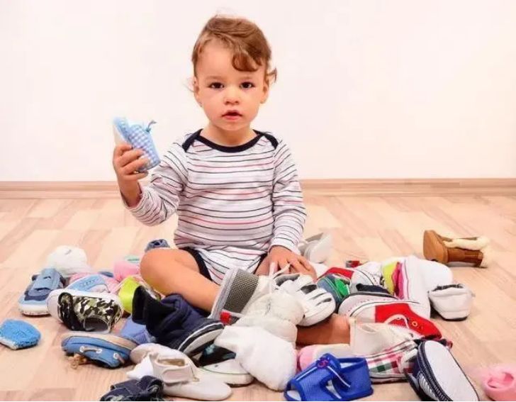 孙俪给小花穿旧衣服，小花的反应暴露家教，邓