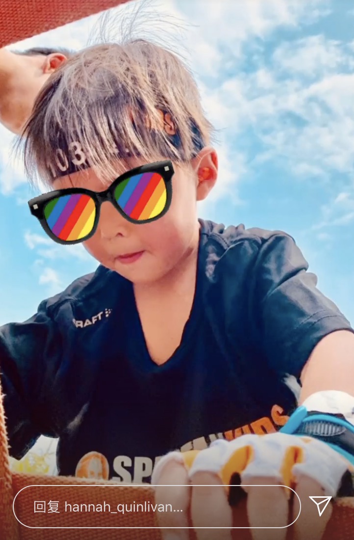 周杰倫衣服上奶茶圖案太逼真，兒子假裝用吸管品茶，畫面詼諧有趣