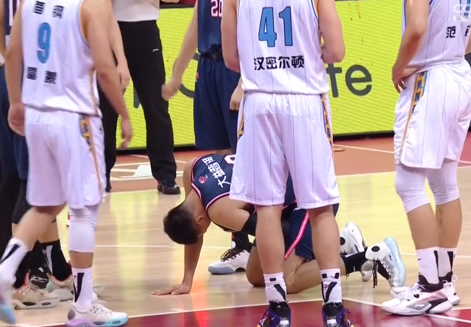 Du Feng is hurt repeatedly 2 will! Genu of Liu dawn Yu Fei carries Du Runwang crotch on the head, the judgment blows Guangdong to foul, he still is laughing