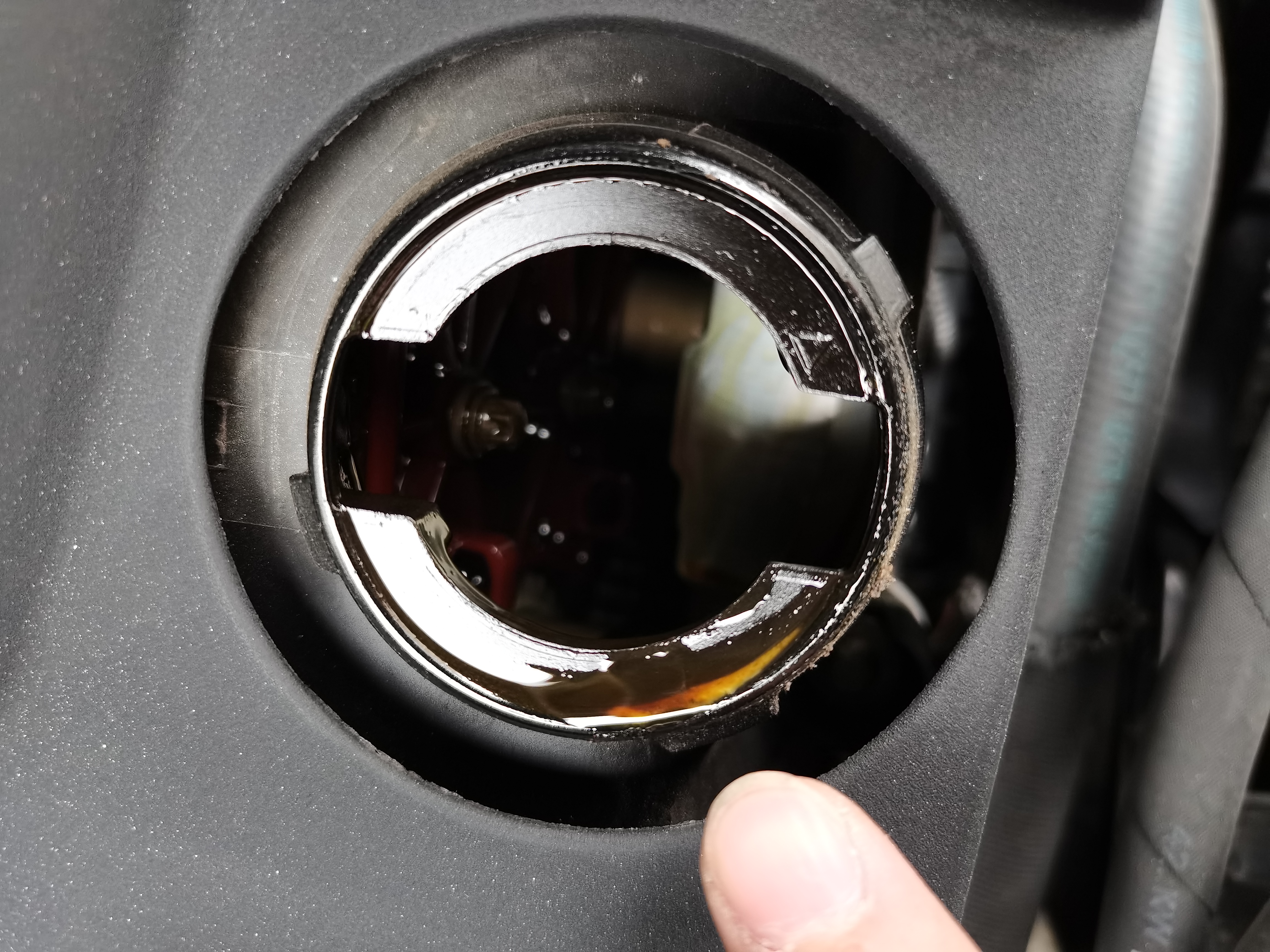高手請進(jìn)來研究，寶馬740，庫存6年的新車，表顯近8千公里？