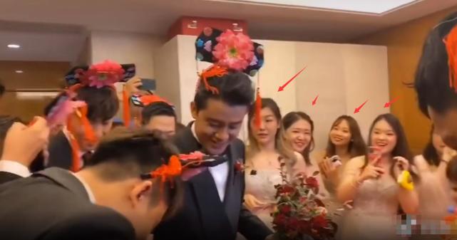 邓伦又当伴郎！穿帅气西装提礼物一路小跑，戴清宫头饰被伴娘捉弄