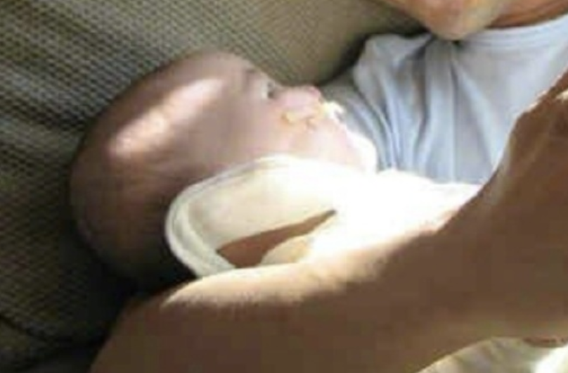 李亞鵬曬舊照，懷抱剛做完唇齶裂手術的嬰兒李嫣，四目相對超暖心