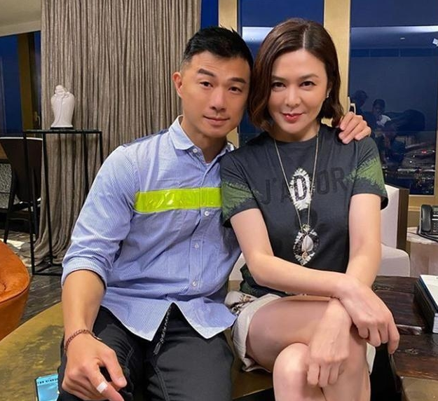 关之琳有新恋情？和小鲜肉聚餐娇羞撩发，半年前和年轻男模频约会