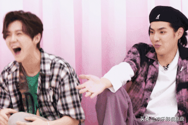 创3导师男团世纪同框，吴亦凡打黄子韬屁股时，鹿晗表情好逗