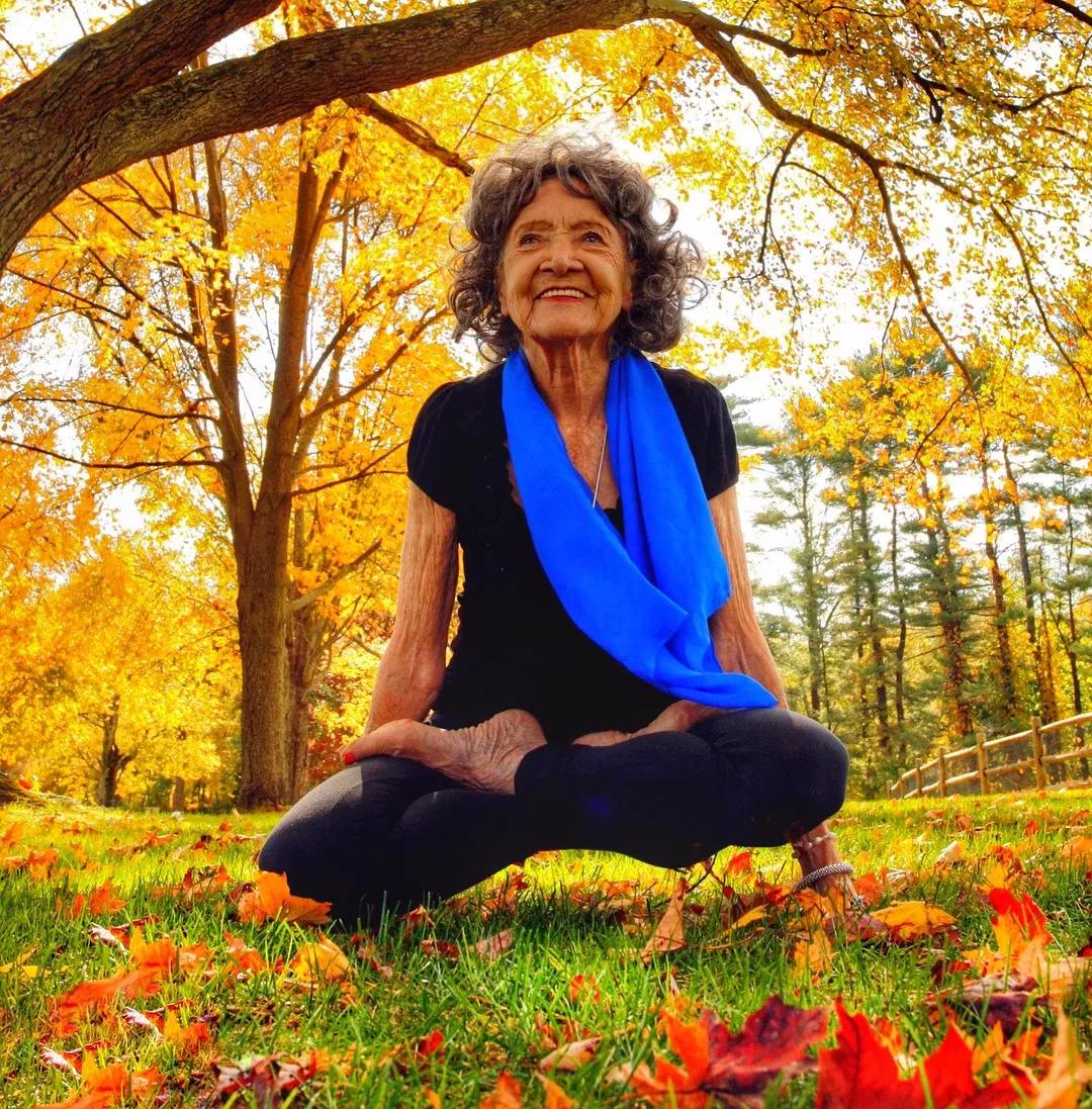 印度101岁瑜伽讲师，练瑜伽80年，身材，状态胜过60岁的人