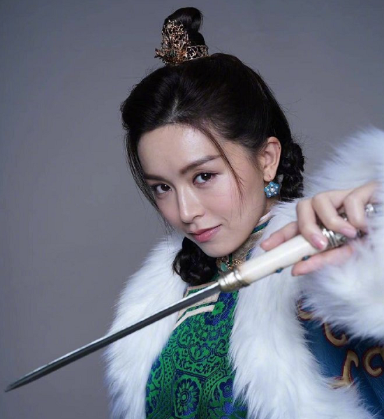 王晶只是借用了《倚天屠龙记》的名字，剧情跟