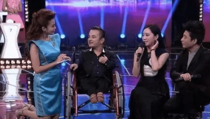 公众人物在荧屏上的下跪行为，你们是否看得出