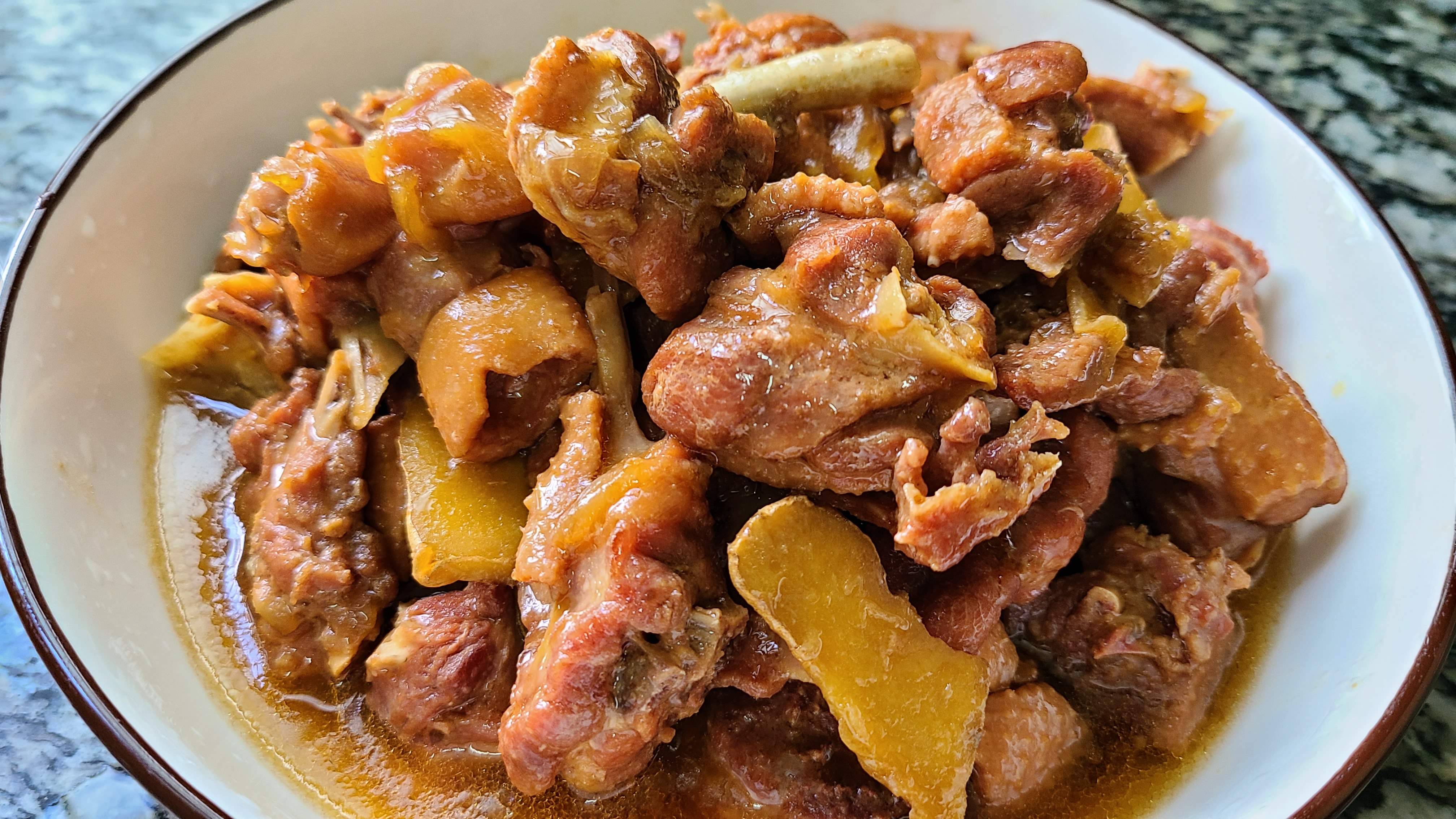 电饭煲焖鸭，不放水也能做，做法跟配方都告诉你，香味浓味道好