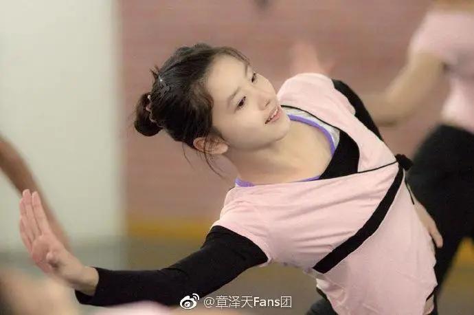 27岁章泽天500亿身价的朋友圈，除了世界首富还有