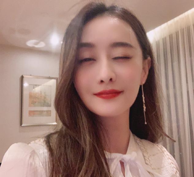 46岁陈德容晒近照，皮肤白皙似20岁少女，因无子与前夫离婚