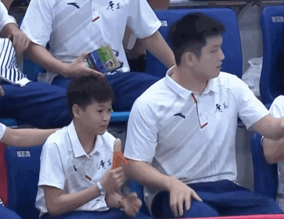 全红婵也追星？给樊振东剥肉肠，靠在肩头合影