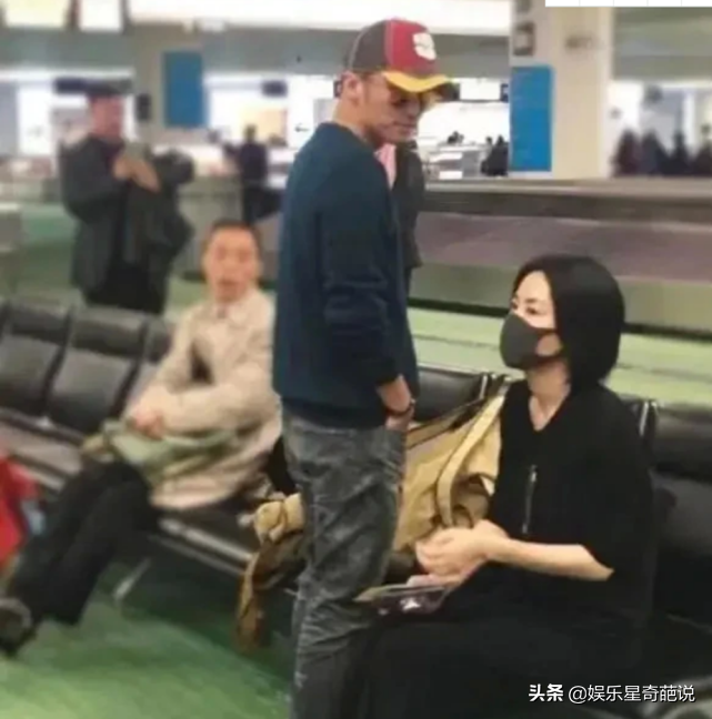 After king humble and friend dine together, Xie Ting sharp edge is returned, the movement that pull a hand and 20 years ago identical, zhao Wei: Worth while