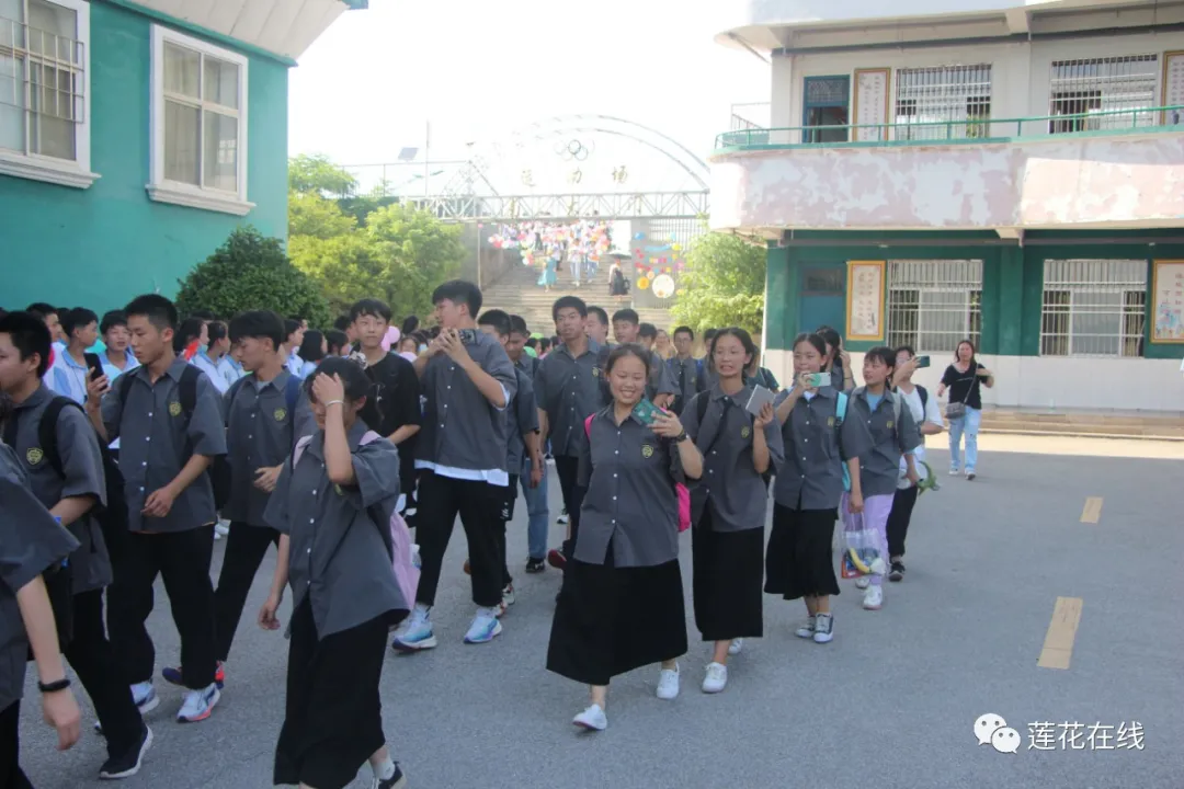 莲花县城厢中学举行九年级毕业生离校欢送仪式(图23)