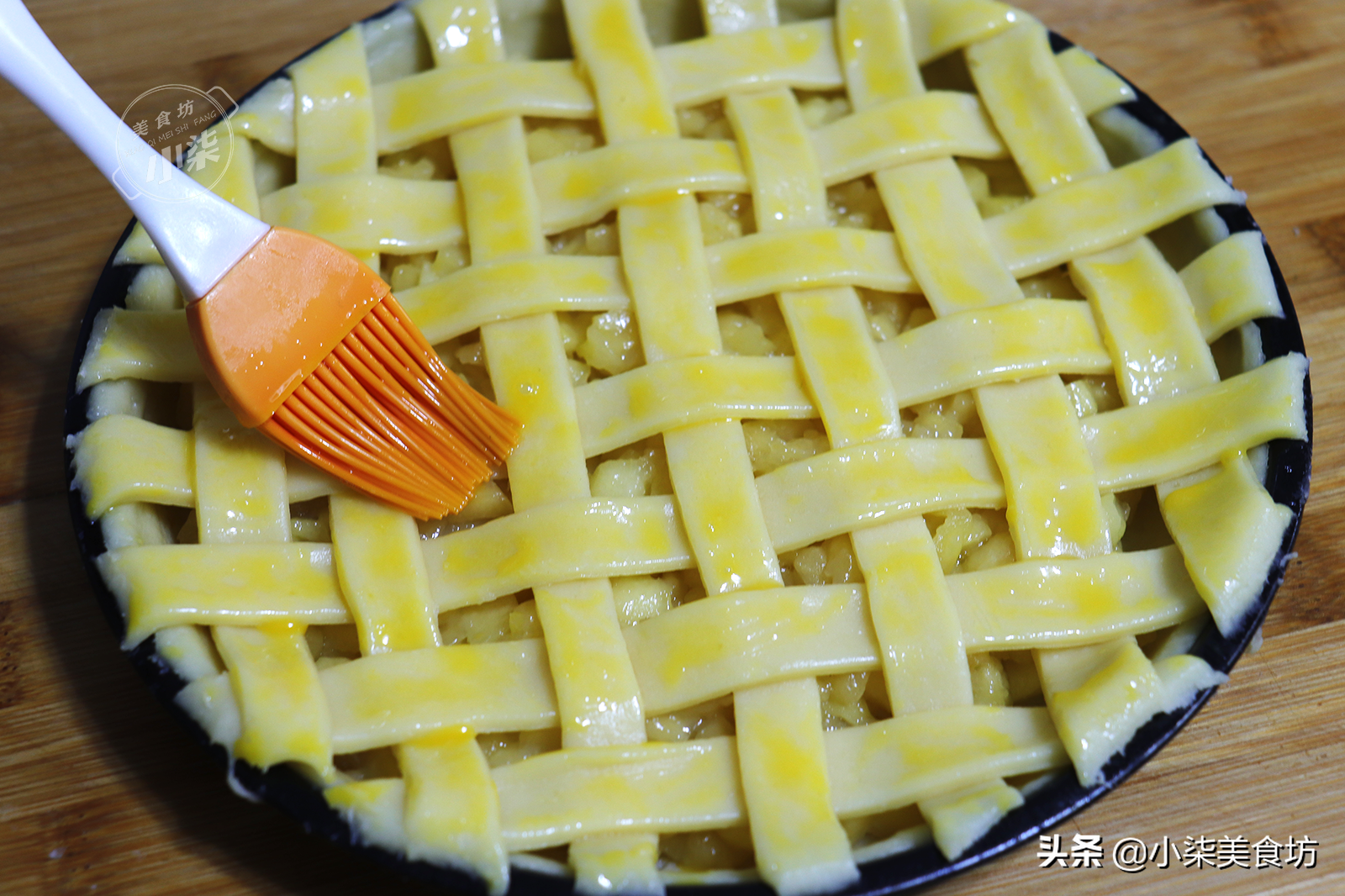 家裡蘋果吃不完，加一碗麵粉做蘋果派，甜而不膩，大人小孩都愛吃