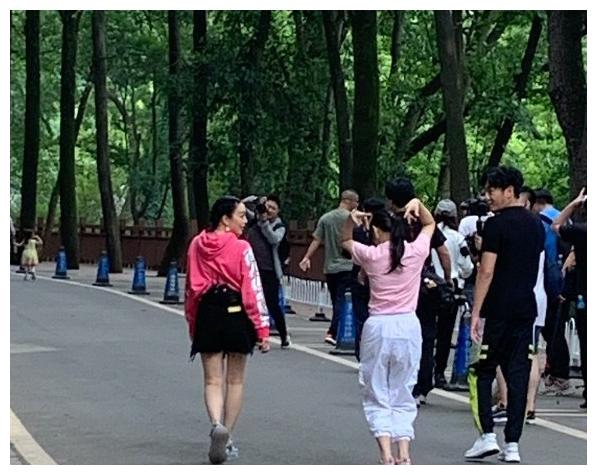 52岁伊能静近照曝光！穿着打扮似少女，曾向小10岁老公下跪求婚