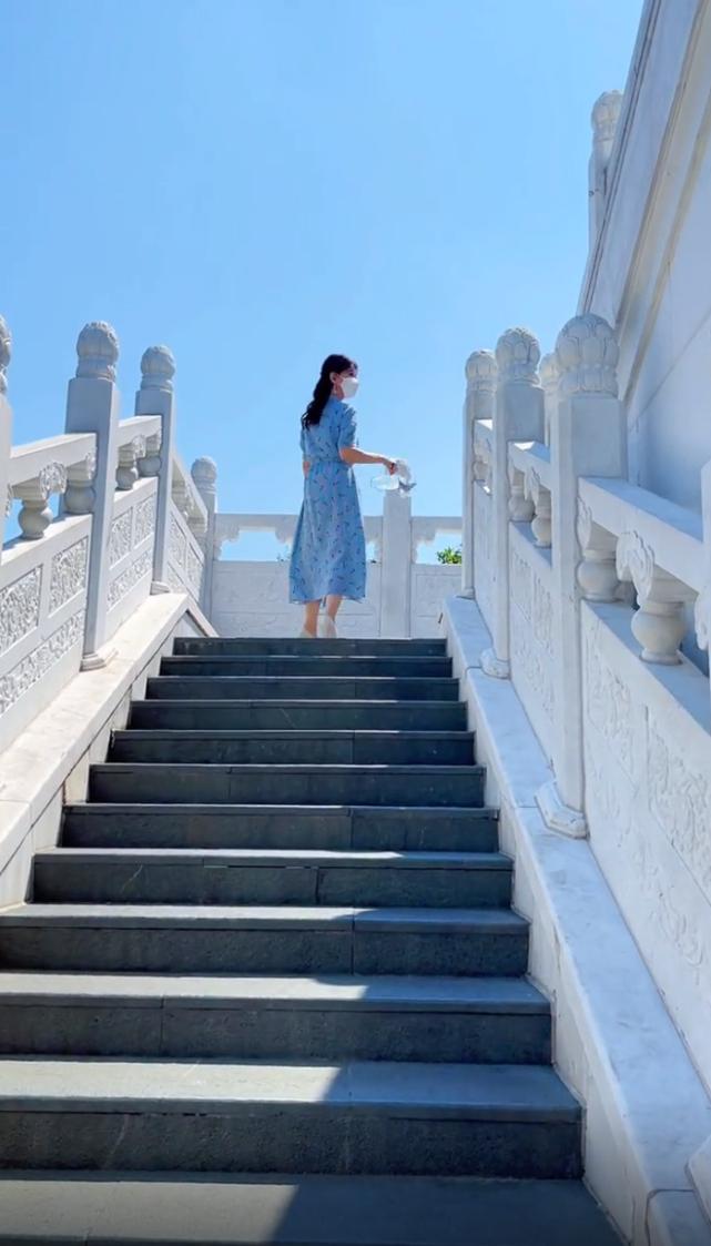 67-year-old Zhao Yazhi revisited Leifeng Pagoda with fair skin like a ...