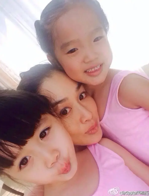 鐘麗緹12歲的二女兒近照曝光，撕掉“最醜”標籤長得越來越漂亮