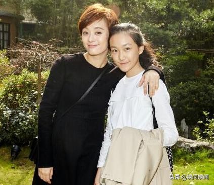 孙俪同父异母妹妹晒自拍，容貌秀丽清新，跟着孙俪进圈事业向好